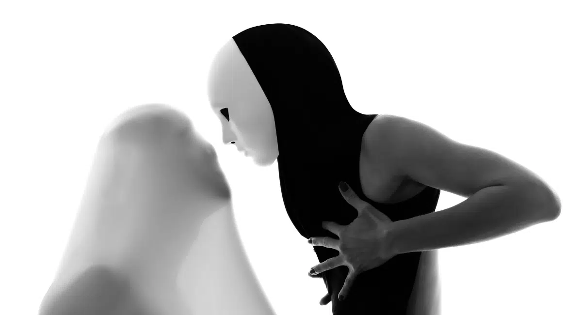 ภาพคนแต่งการชุดดำ เพื่ออธิบายอาการของปีอำ