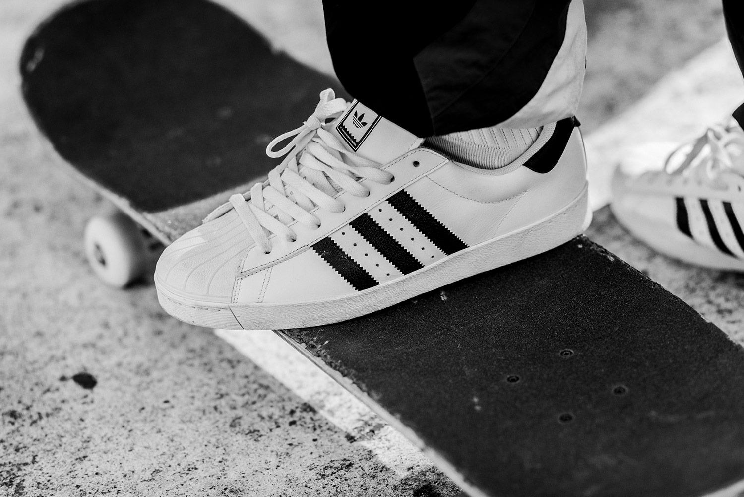 Adidas Superstar รองเท้าหัวเป็นยางหน้าตาคล้ายเปลือกหอย พร้อมแถบคาดด้วยหนังกลับ 3 แถบ ภาพคุ้นตาของผ้าใบสุดออริจินัล