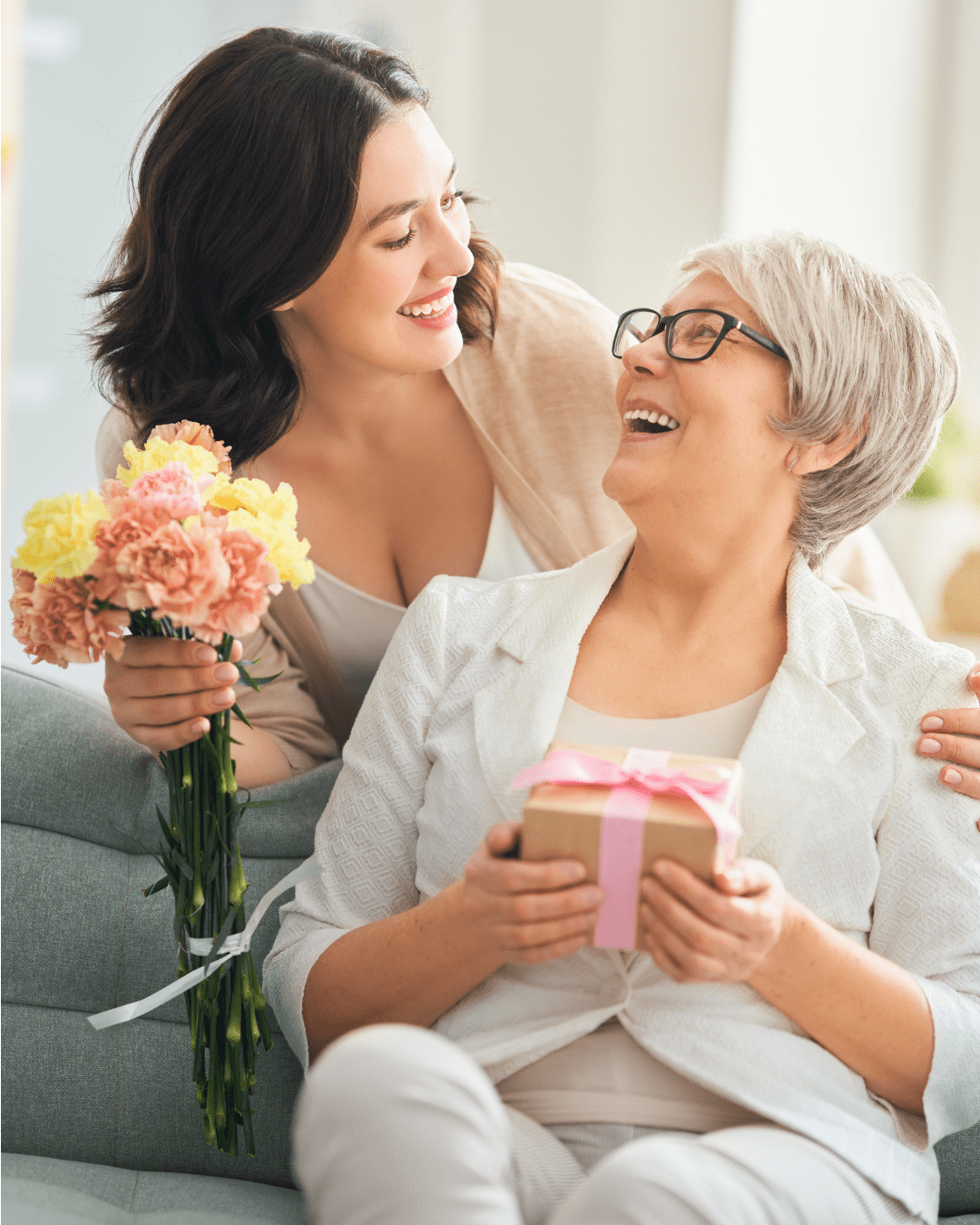 แม่และลูก ถือช่อดอกไม้