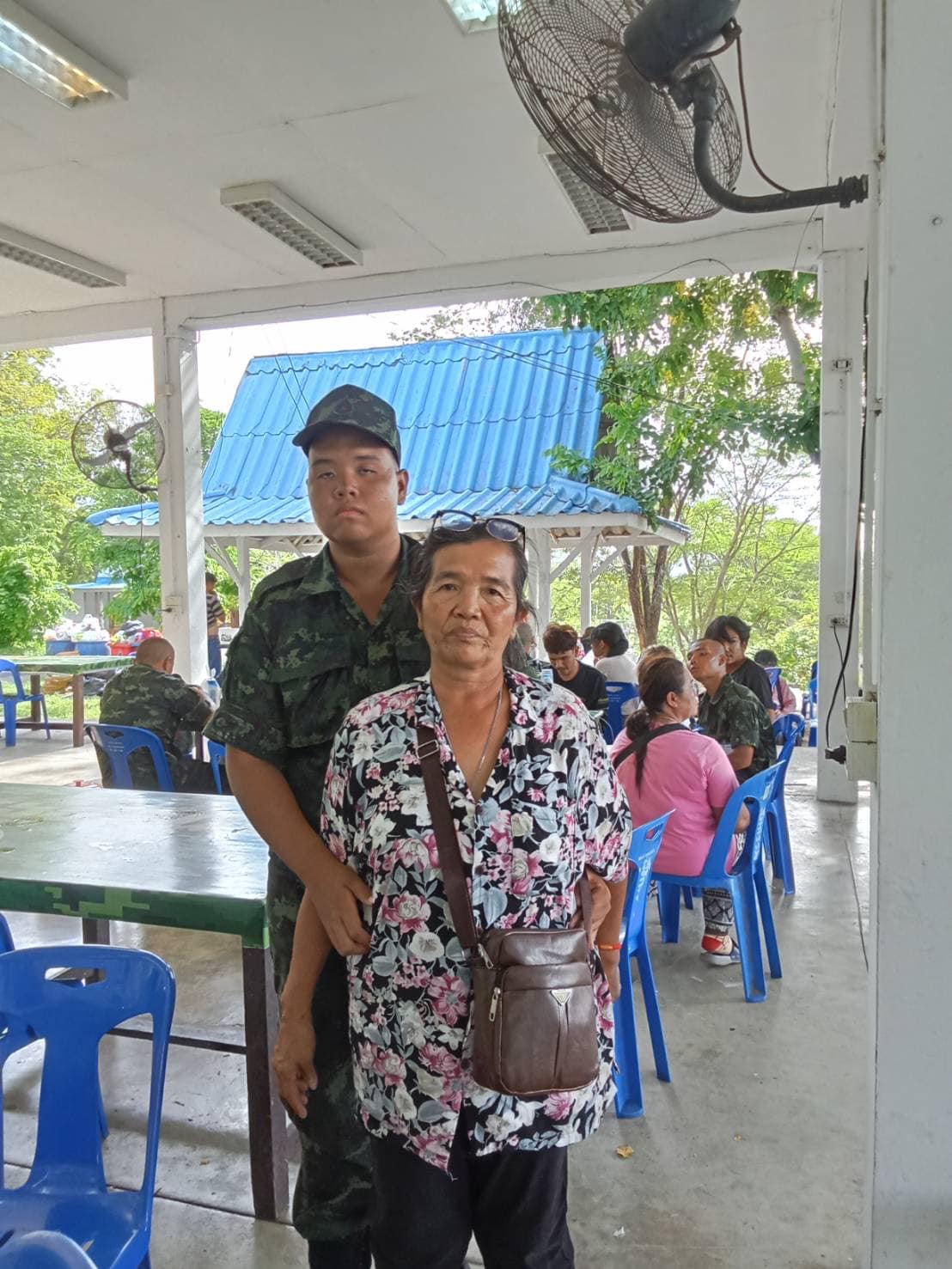 น้องเนถ่ายรูปคู่กับแม่