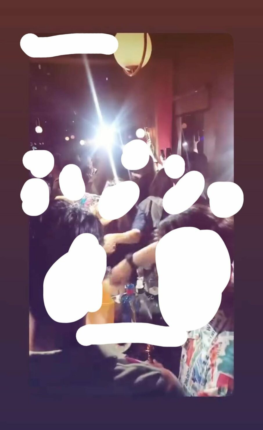 เวลาประมาณ 20.00 น. กลุ่มลูกค้าโต๊ะข้างๆ ก็เริ่มทยอยมากันพร้อมช่างภาพ และเริ่มถ่ายรูปเปิดแฟลชไม่หยุด ทำให้เธอและเพื่อนรู้สึกไม่สบายตาอย่างมาก