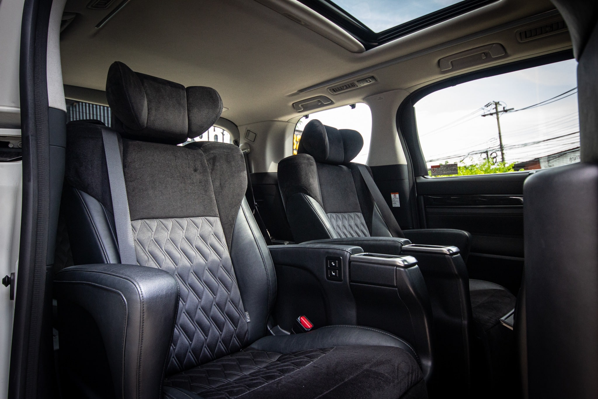 ภายในห้องโดยสารของ New Toyota Alphard 2.5 SC มาพร้อมเบาะ Mickey Seat ควบคุมด้วยระบบไฟฟ้า มาตรวัดพร้อมจอแสดงข้อมูลการขับขี่ MID