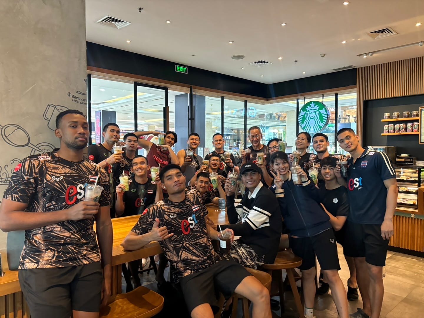 วอลเลย์บอลทีมชาติไทย ถ่ายรูปร่วมกันหลังคว้าแชมป์สนามแรก