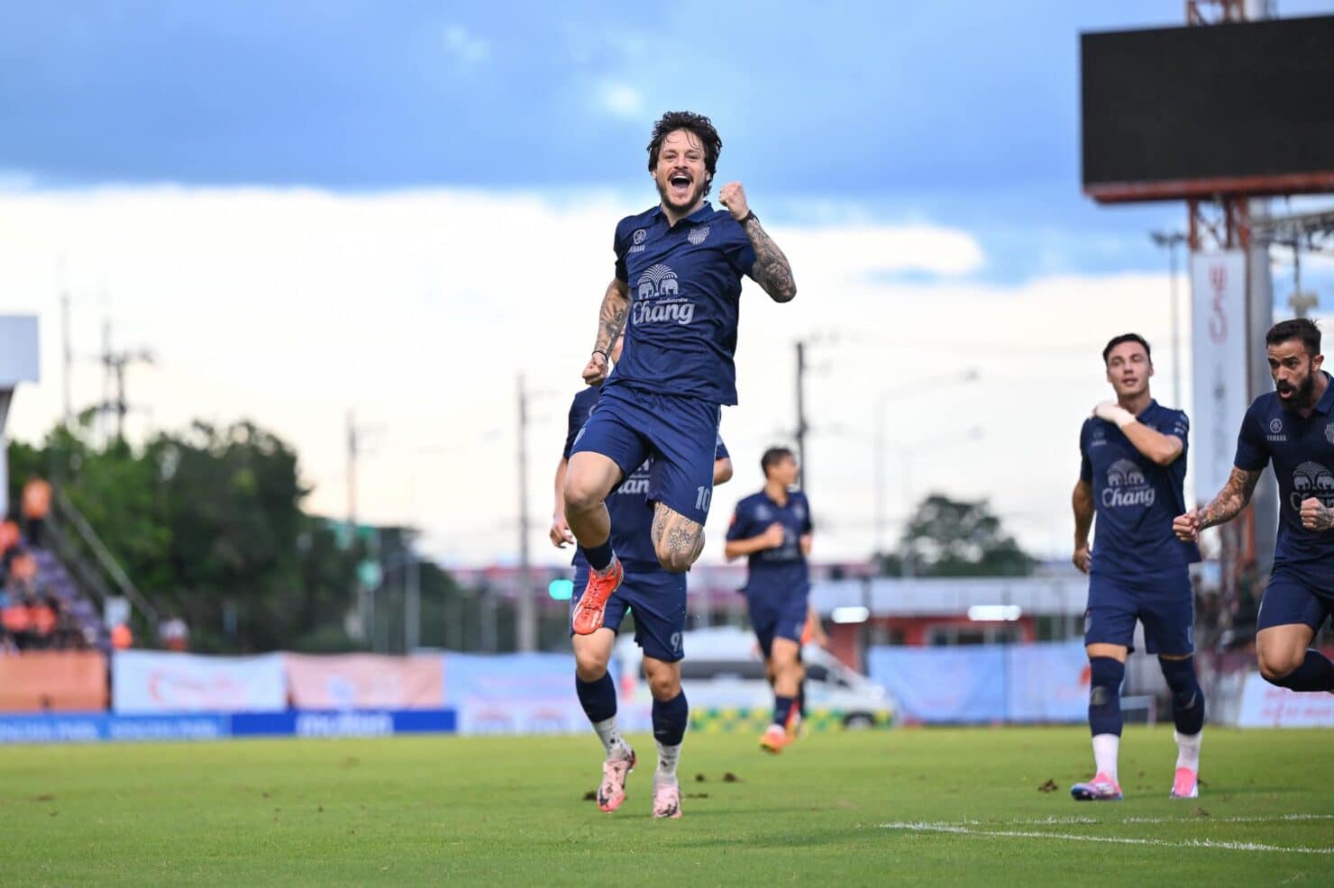 ผลฟุตบอล รีโว่ ไทยลีก เชียงราย บุรีรัมย์