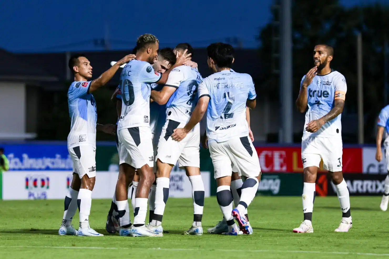 ผลฟุตบอล รีโว่ ไทยลีก นครปฐม แบงค็อก