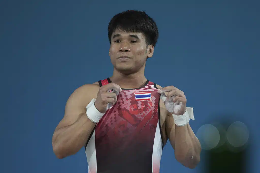 ธีรพงศ์ ศิลาชัย จากประเทศไทย เฉลิมฉลองหลังจากคว้าอันดับที่สองในการคว้าเหรียญเงินในการแข่งขันยกน้ำหนักชาย 61 กก. ในโอลิมปิกฤดูร้อน 2024 วันพุธที่ 7 ส.ค. 2567 ที่กรุงปารีส ประเทศฝรั่งเศส