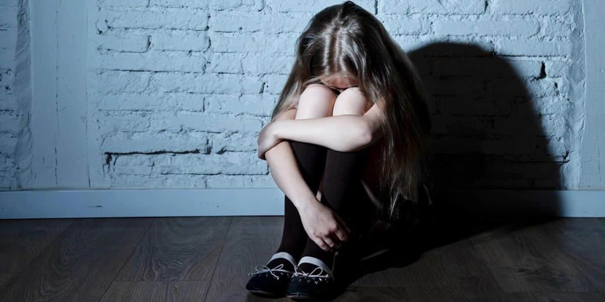 เด็กผู้หญิงกำลังนั่งเศร้า