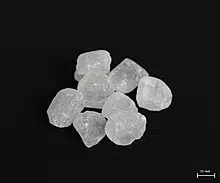 ภาพน้ำกรวดผลึกใหญ่หลายก้อน วางอยู่รวมกัน