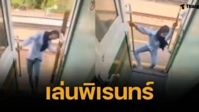 เล่นไม่รู้เรื่อง &quot;ผู้โดยสารโหนรถไฟ&quot; สุดท้ายหัวฟาดเสา น็อคหมดสติคาที่