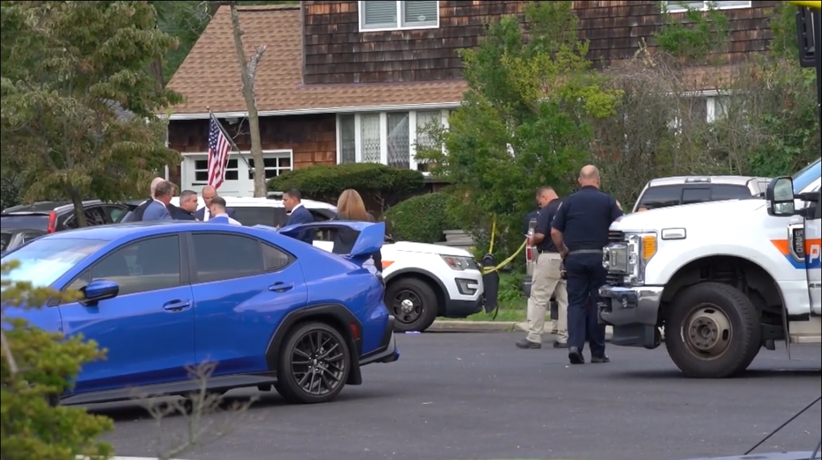 ที่เกิดเหตุฆาตกรรมยกครัว มีรถจอดอยู่หลายคัน