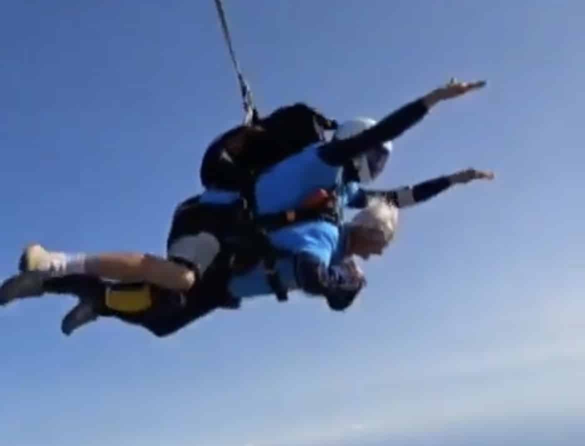 คุณยายและนักกระโดษร่มกำลังลอยอยู่กลางอากาศ