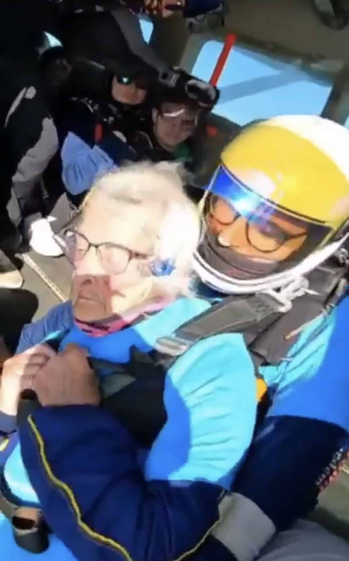 ตุณยายเบลลี่ กระดโดษร่ม จากความสูง 7000 ฟุต