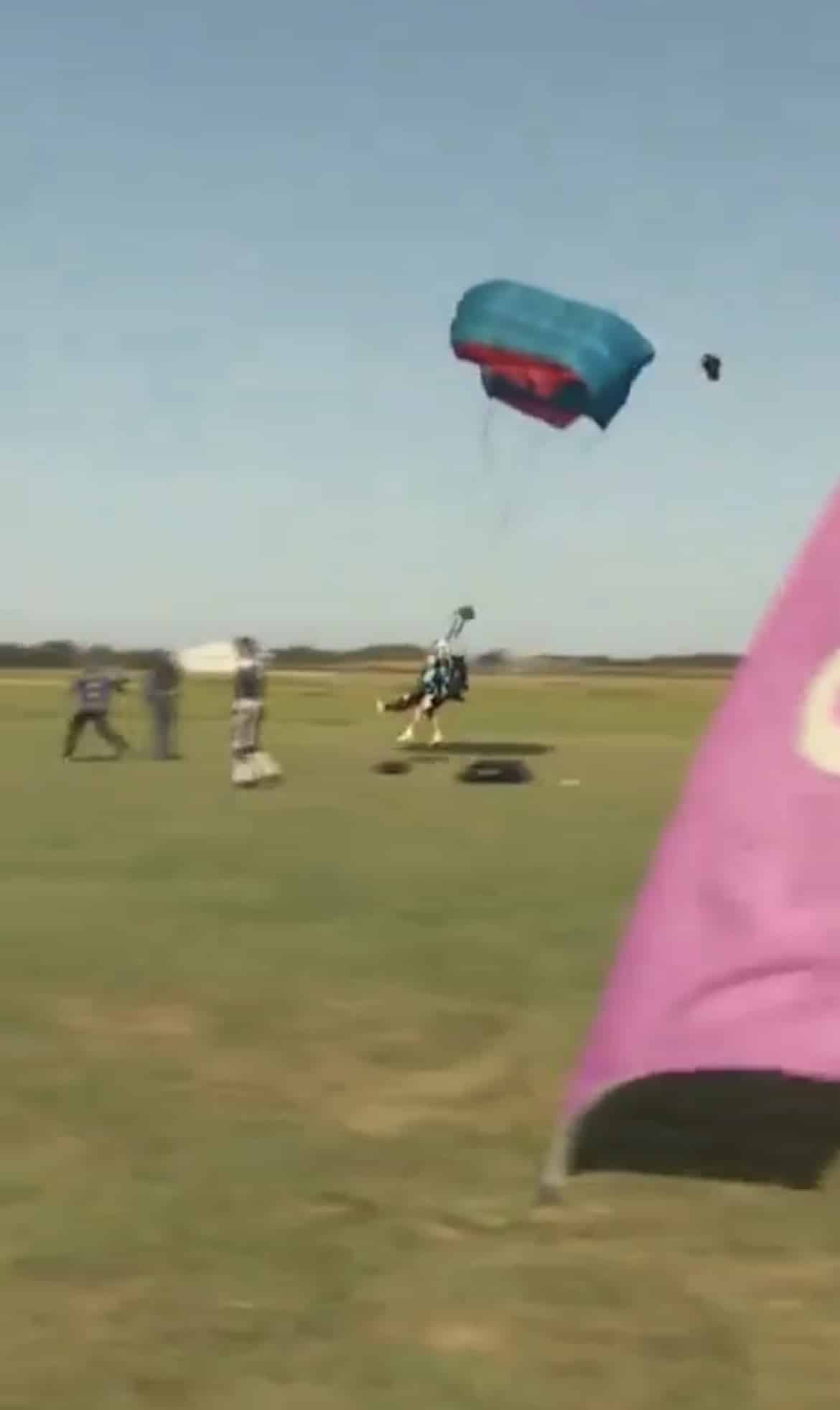 คุณยายกระโดดร่มถึงพื้นอย่างปลอดภัย