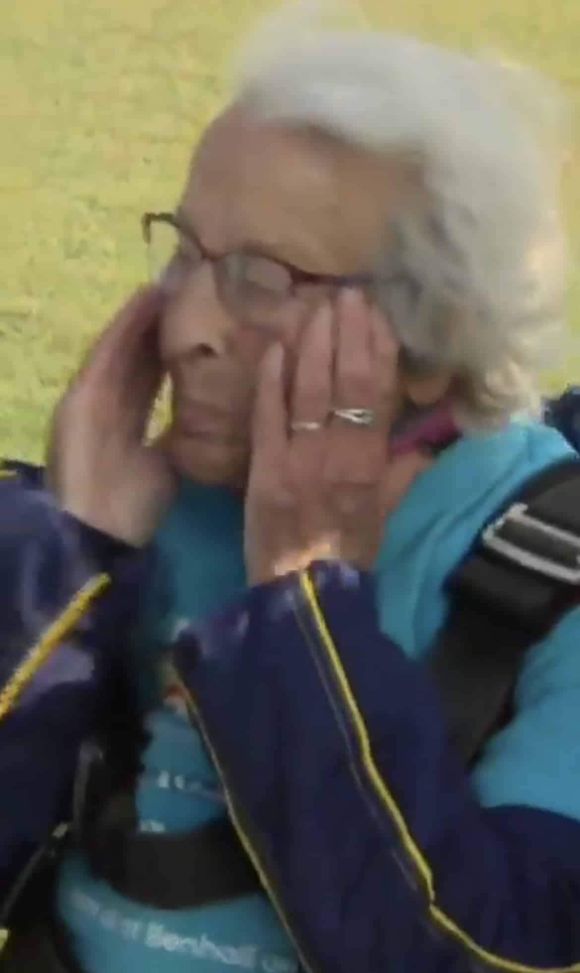 คุณยายเบลลี่นักกระโดษร่ม