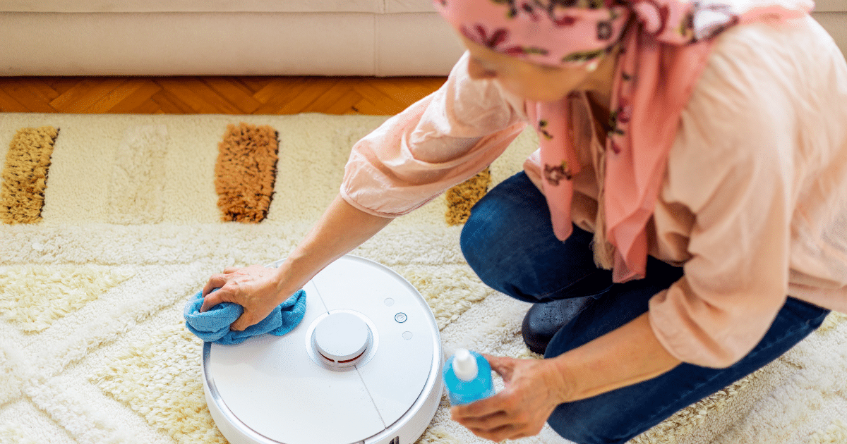 “ฝุ่น” เป็นศัตรูตัวร้ายที่ประจำอยู่ในทุกๆ บ้าน ไม่ว่าเราจะทำความสะอาดกี่ครั้งมันก็กลับมาได้ทุกที จะให้ทำความสะอาดทุกวันก็คงไม่ไหว ยิ่งกับคุณแม่ยิ่งแล้วใหญ่ จะให้ท่านจับเครื่องดูดฝุ่นขึ้นมาดูดทุกวัน ขาและหลังคงใช้งานจนหนักเกินไปแน่ๆ ดังนั้น วันแม่ปีนี้แนะนำให้เหล่าๆ ลูกเซอร์ไพรส์คุณแม่ด้วย “หุ่นยนต์ดูดฝุ่น” ไปเลย สิ่งนี้จะช่วยทำความสะอาดฝุ่นให้คุณแบบอัตโนมัติ