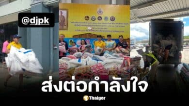 พีเคและมิเรียนส่งของให้ชาวบ้านที่ได้รับผลกระทบจากอุทกกภัย