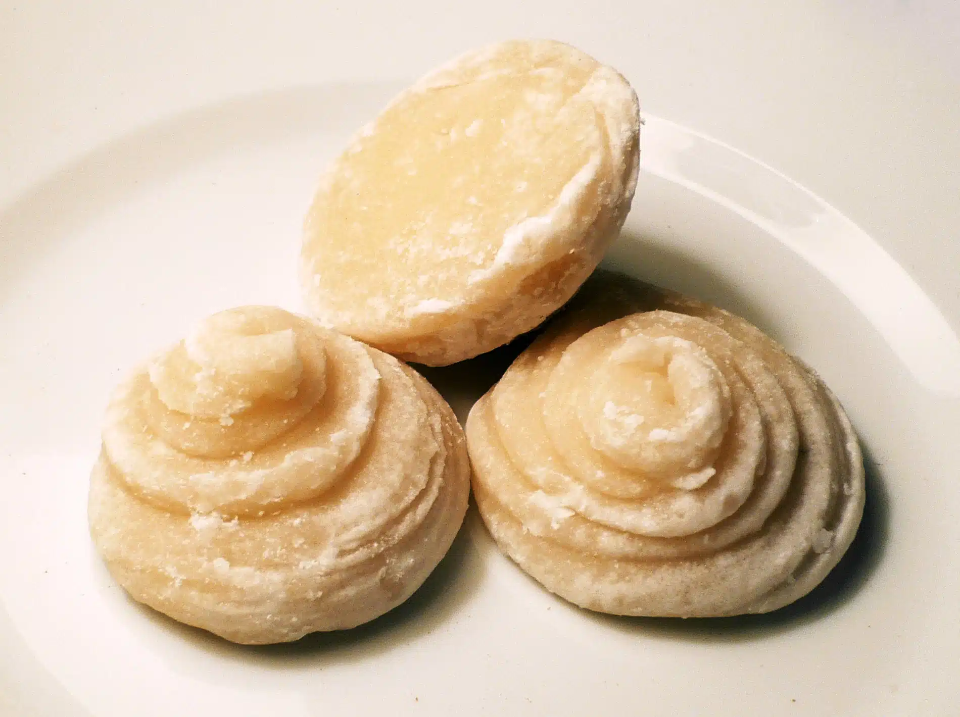 ภาพน้ำตาลปี๊ปหรือน้ำตาลปึก วางรวมกันอยูา 3 ก้อน