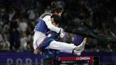 เทนนิสกระโดดกอดโค้ชเช