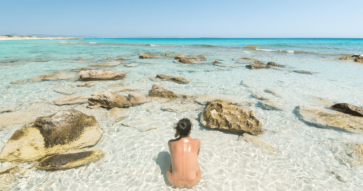 ผู้หญิงในแคนาดาสามารถโนบราในที่สาธารณะได้ตามกฎหมาย และ การเปลือยอกในที่สาธารณะของนิวยอร์ก ประเทศสหรัฐอเมริกา ถือว่าไม่ผิดกฏหมาย มาตั้งแต่ปี 1992