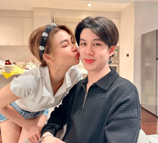 ปุ มัณฑนาหอมแก้มลูกชาย