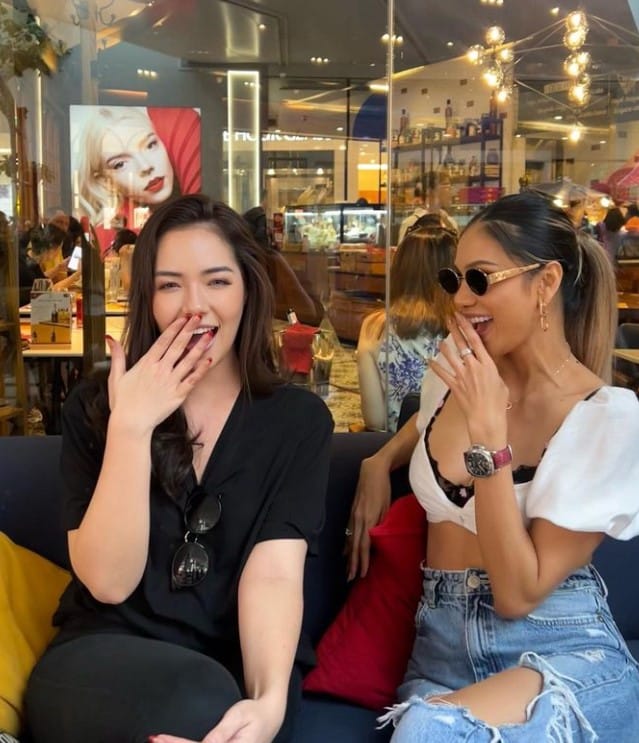 มีเรียนนั่งคุยกับเพื่อน