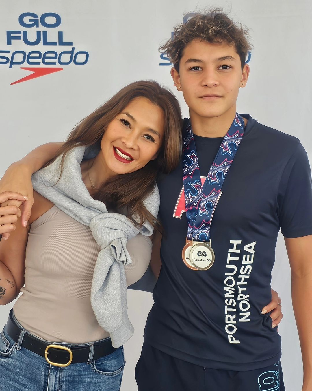 น้องสกาย ลูกชาย ลูกเกด เมทินี ได้รับเหรียญจากการแข่งขันว่ายน้ำ