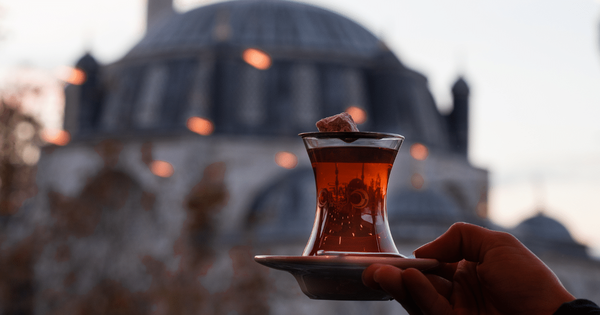 ตุรกี ดินแดนที่เชื่อมสองทวีปยุโรปกับเอเชีย เต็มไปด้วยประวัติศาสตร์อันยาวนานตั้งแต่สมัยจักรวรรดิออตโตมัน จึงวัฒนธรรมที่หลากหลายผสมระหว่างคริสต์กับอิสลาม ทิวทัศน์ที่น่าตื่นตาตื่นใจ