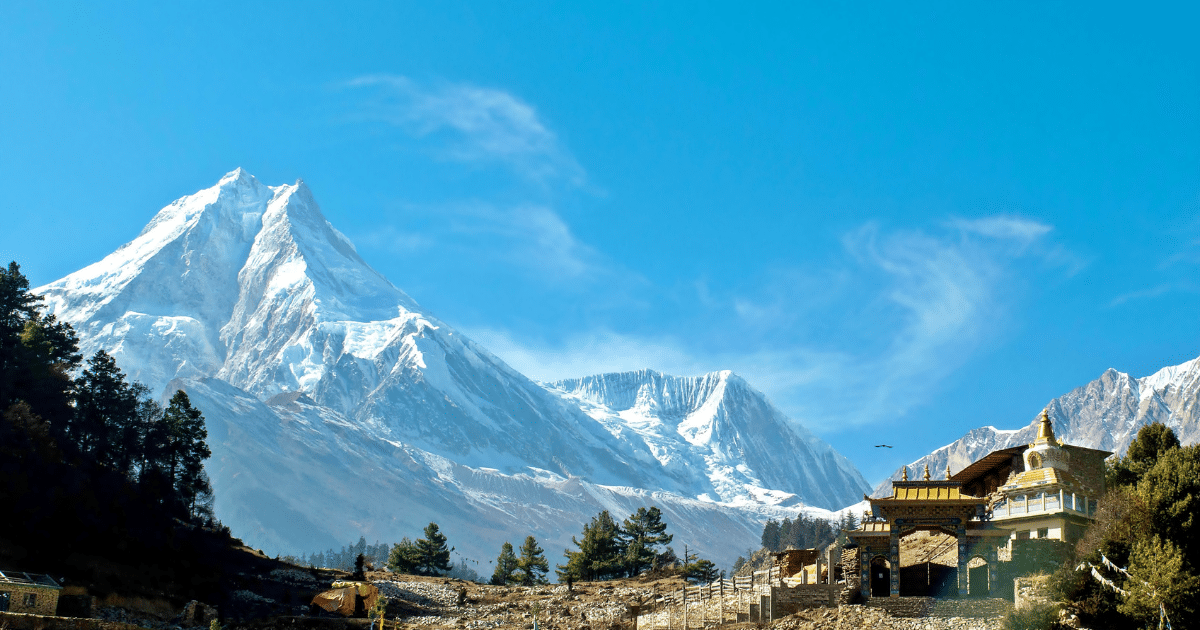 ประเทศเนปาล กับวิวเทือกเขาหิมาลัย พร้อมเสียงกระดิ่งวัดดังกังวานในยามเช้าตรู่ ฤดูใบไม้ร่วงที่นี่พิเศษกว่าที่ไหนๆ ด้วยอากาศแจ่มใส ท้องฟ้าสีครามสดใส