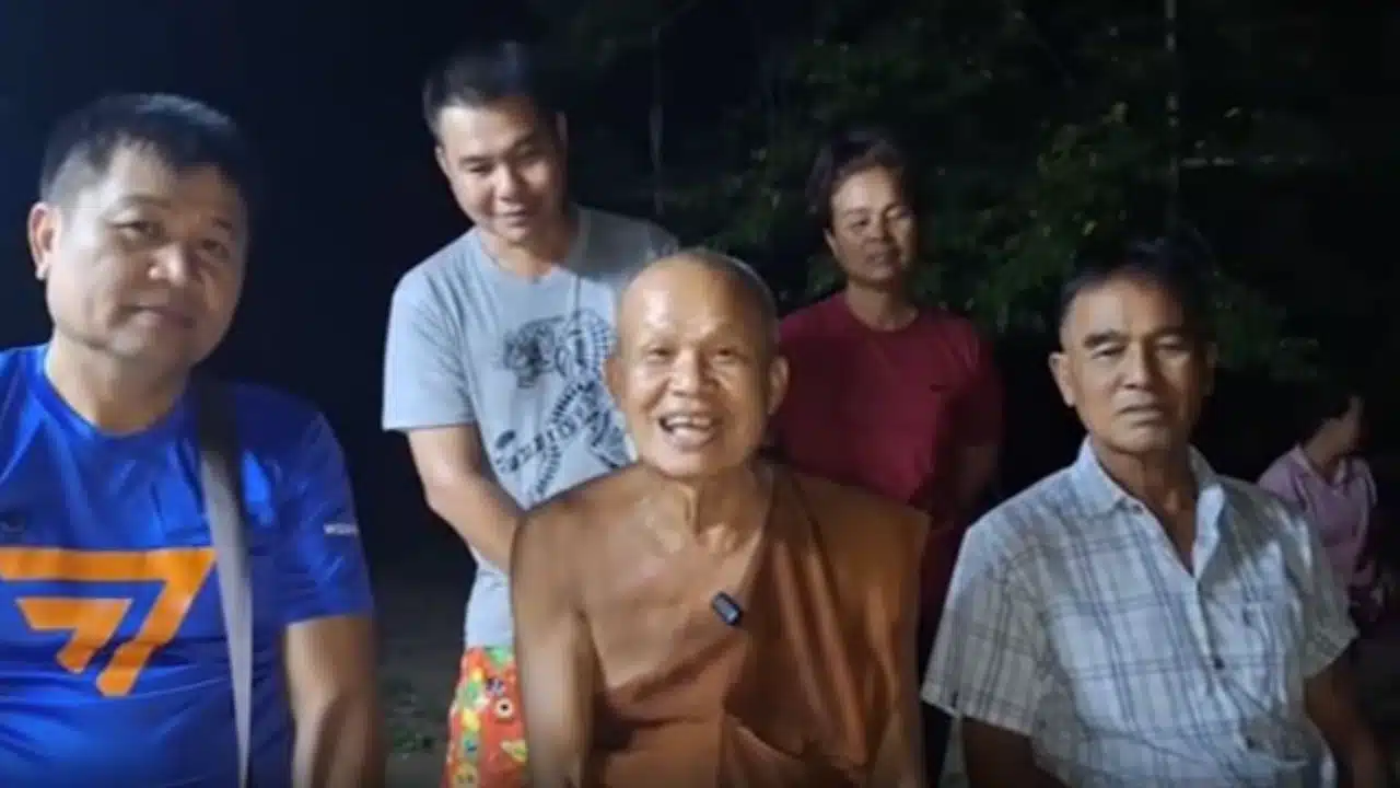 ชาวบ้านแสดงความยินดีกับเจ้าอาวาสขอนแก่นที่ได้ซื้อลอตเตอรี่ถูกรางวัลที่ 1