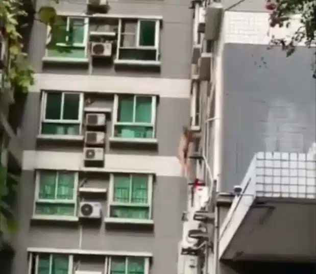 ชายแก้ผ้าปีนระบาด