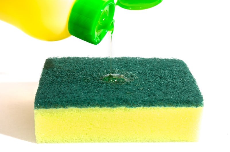ควรใช้ด้านสีเขียวในการทำความสะอาดมากกว่าด้านสีเหลือง