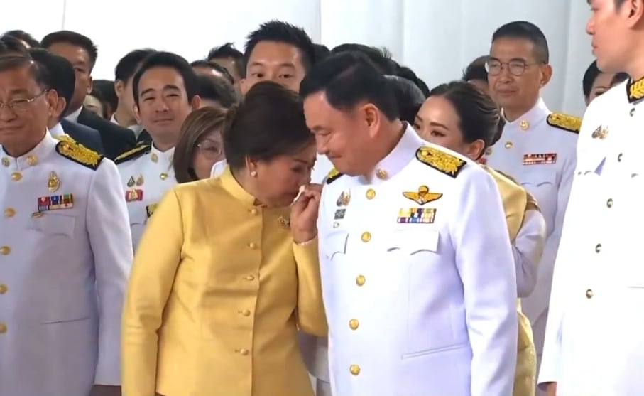 คุณหญิงพจมาน ร้องไห้