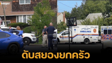 ภาพรายงานข่าวคดีฆาตกรรม เจ้าหน้าที่ตำรวจยืนอยู่ท้ายรถฉุกเฉิน ในที่เกิดเหตุฆาตกรรม