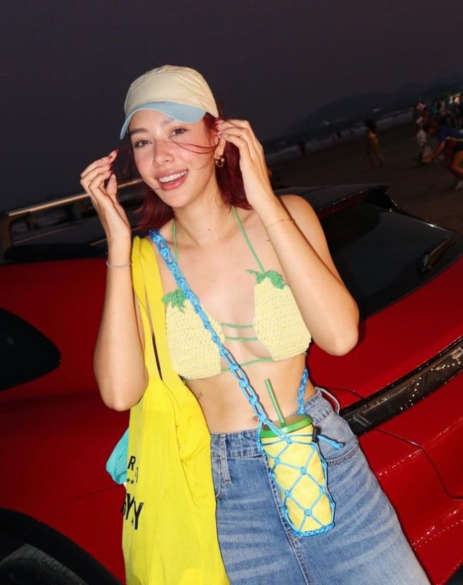แซมมี่ เคาวเวลล์ใส่ชุดว่ายน้ำสีเหลือง