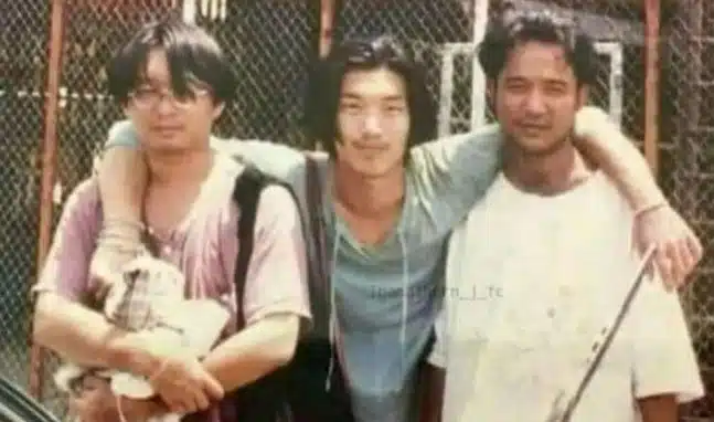 ติ่ง ศรายุทธ ถ่ายรูปคู่ธนาทรและชัยธวัช เมื่อตอนเป็นนักศึกษา