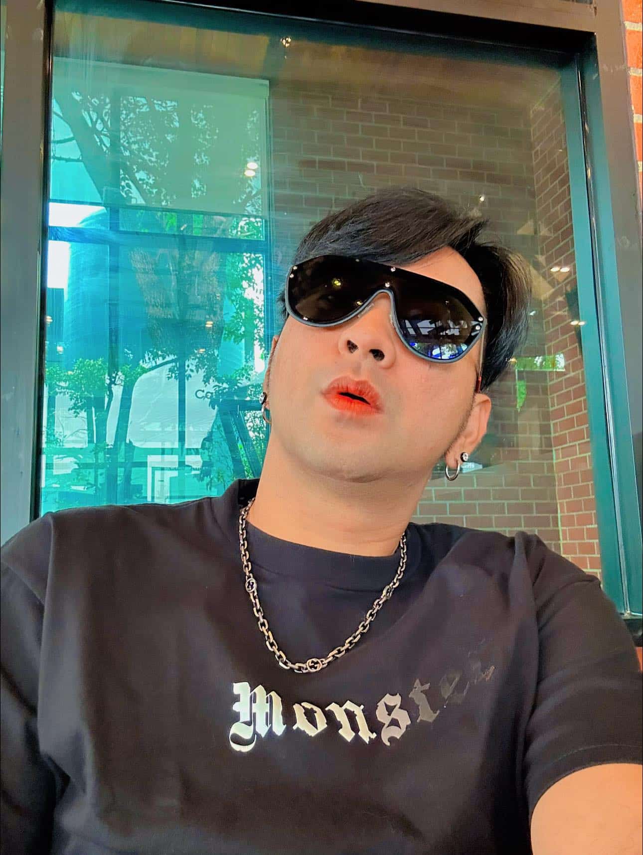 บอล เชิญยิ้ม โพสท่าสุดเท่