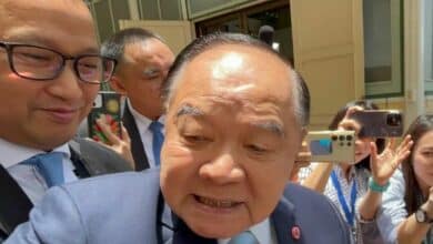 ประวิตร ตบหัวนักข่าว