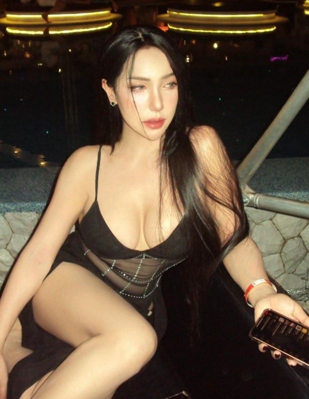 ปิงลี่ เฟมัสใส่เดรสสีดำอวดความเซ็กซี่