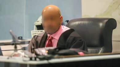 ใส่กุญแจมือ