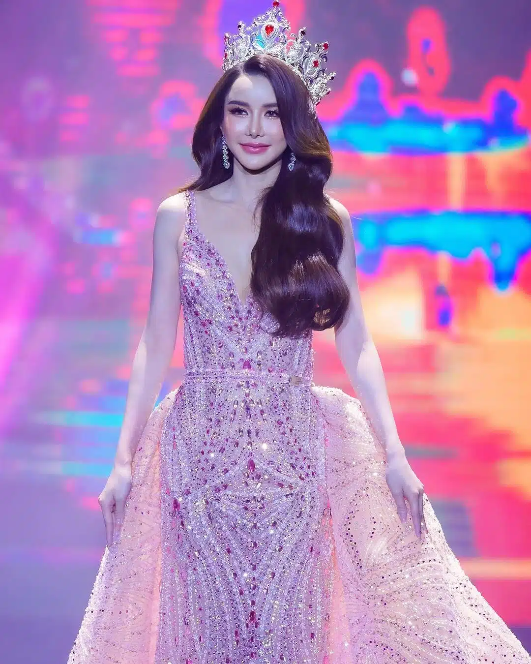 ฝน มาริสา นางงามหัวใจแกร่ง