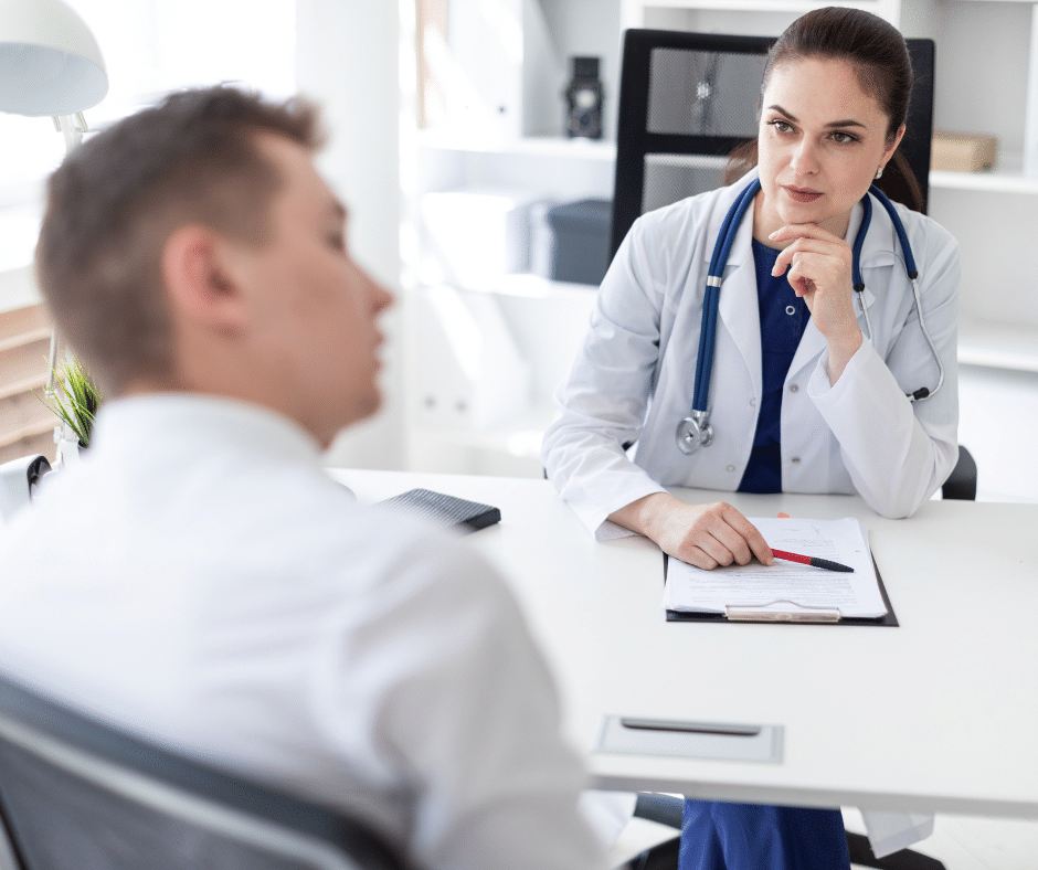 ผู้ชายกำลังคุยกับคุณหมอเพื่อปรึกษาปัญหาสุขภาพ