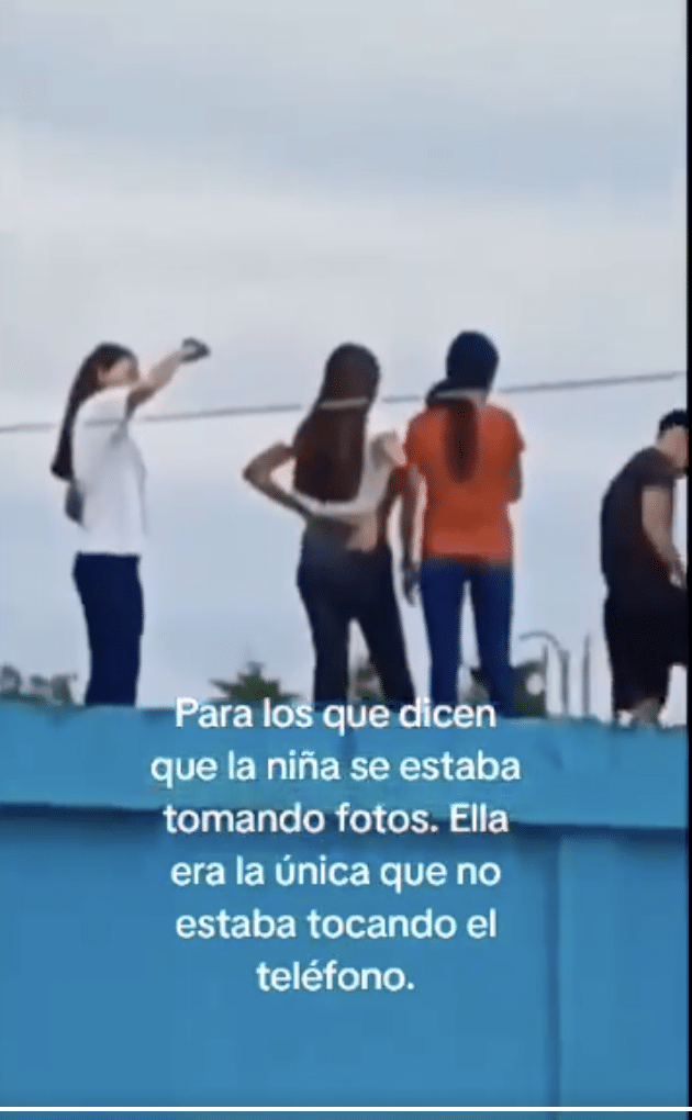 ยืนเซลฟี่บนหลังคาบ้าน