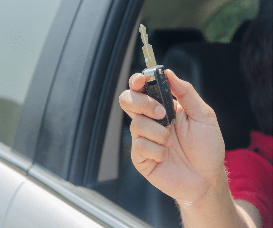 ผู้หญิงกำลังถือกุญแจรถ เพื่อแสดงความเป็นเจ้าของ