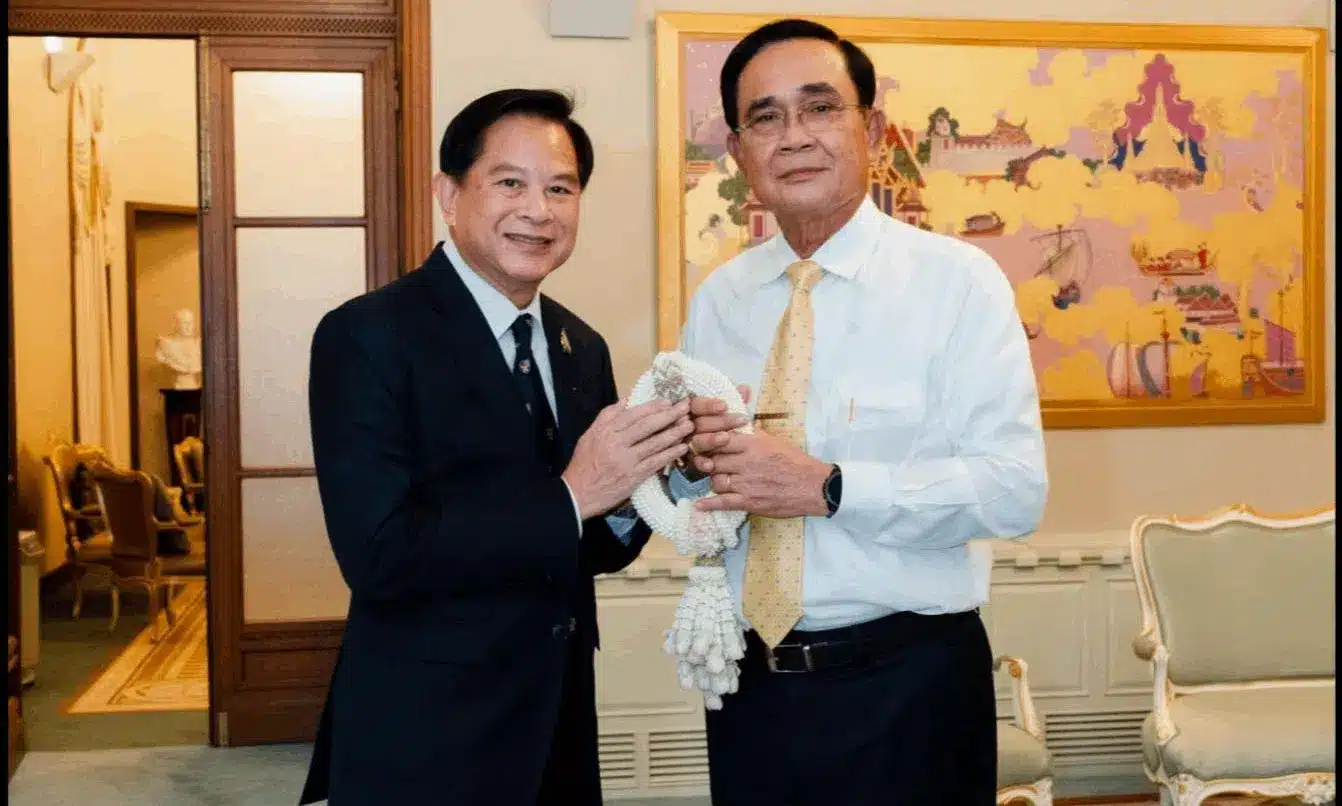พีระพันธุ์ สาลีรัฐวิภาค เอามาลัยไปให้ประยุทธ์ จันทร์โอชา