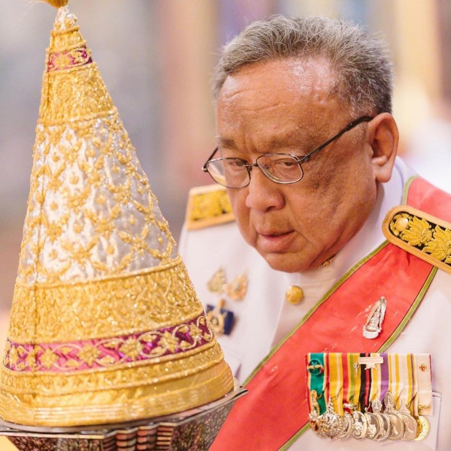 ศาสตราจารย์พิเศษ ธงทอง ใส่ชุดราชการ