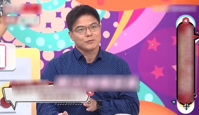 คุณหมอกำลังนั่งให้สัมภาษณ์ในรายการ