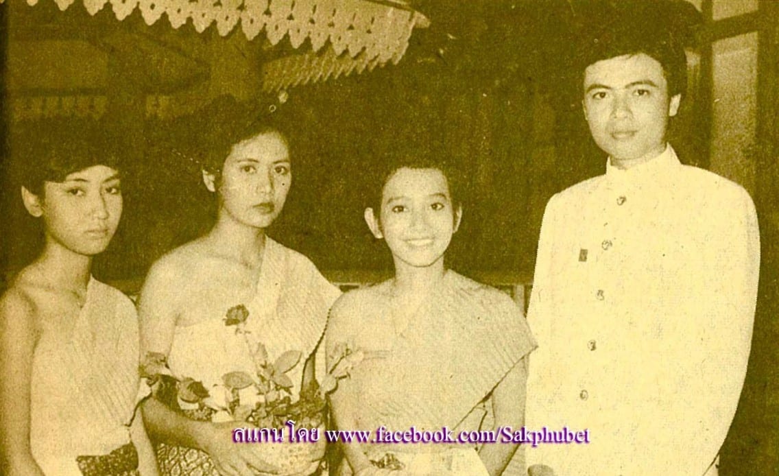 หมู ดิลก ถ่ายรูปคู่กับเพื่อนนักแสดงสมัยหนุ่มๆ