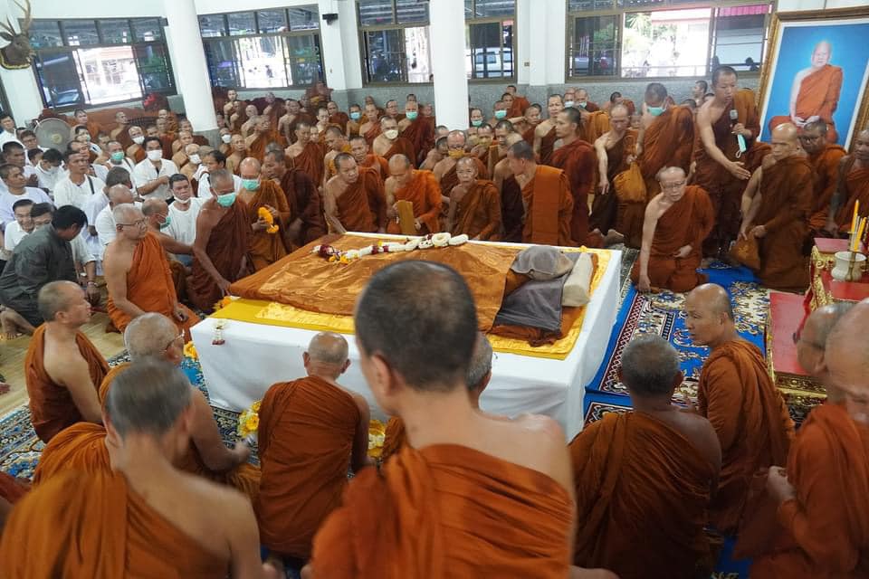พุทธศาสนิกชนจำนวนมหาศาลที่ได้เดินทางมาร่วมรดน้ำสรีระสังขาร หลวงพ่อขันตี ญาณวโร ณ วัดป่าห้วยเดื่อ อ.หนองหิน จ.เลย