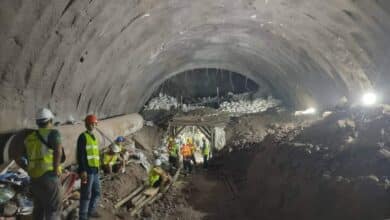 ช่วยคนงานอุโมงค์ถล่ม