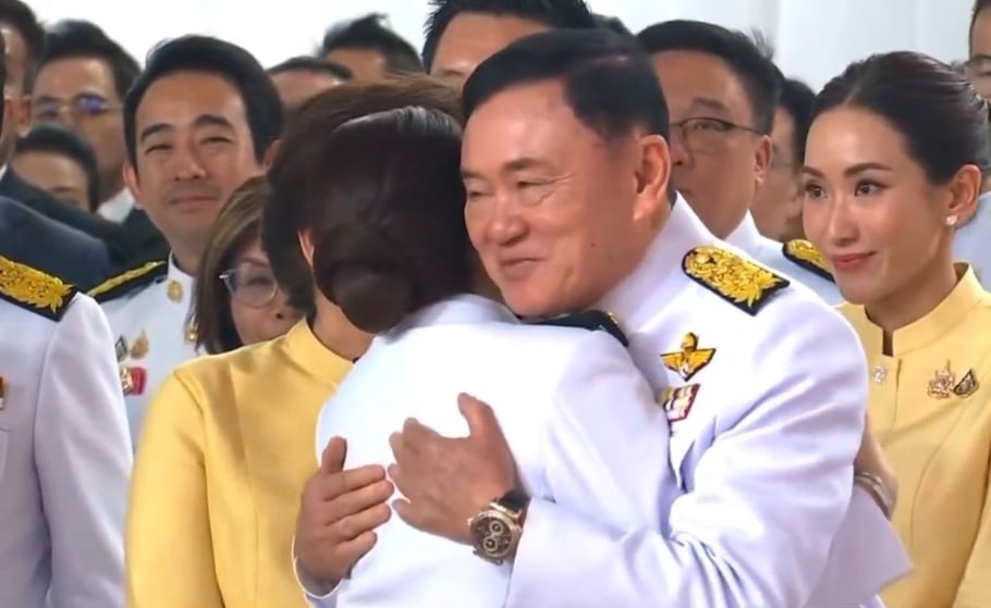 อุ๊งอิ๊ง โผกอดทักษิณ และคุณหญิงพจมาน